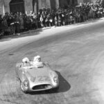 Die Mille MigliaSieger 1955, Stirling Moss/Denis Jenkinson, nach 303 Kilometern Fahrt in Ravenna (oben)