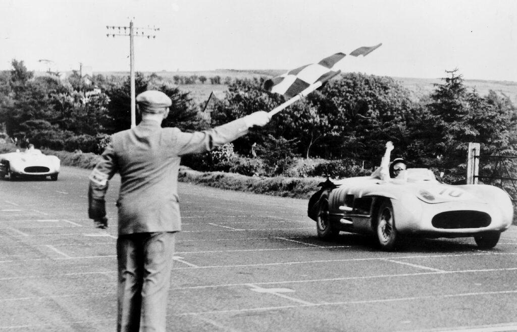 Tourist Trophy finish line: Due to a tire defect on the rear right, Moss/Fitch lost a lot of time and couldn't have caught up to Hawthorn/Titterington's Jaguar D-Type anyway - as it stopped with engine failure (above)