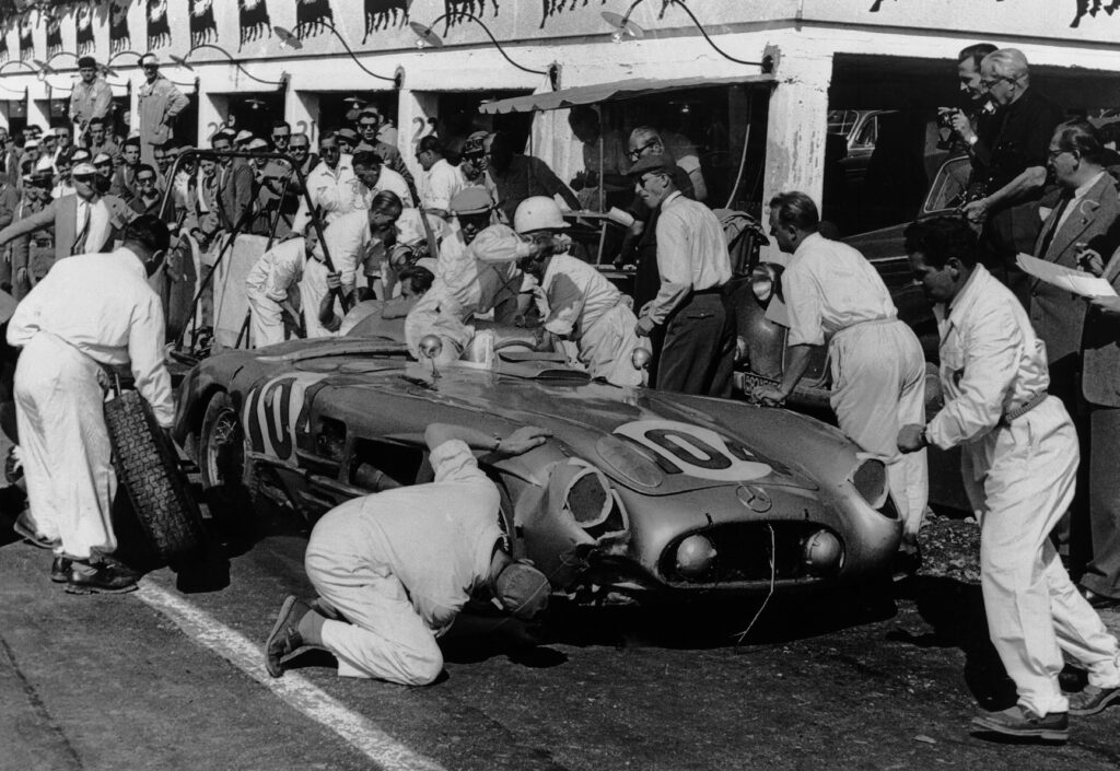 Targa Florio 1955: Pit stop Moss/Collins, as only the front right was damaged