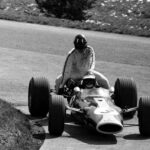 „Teamplayer“: Jim Clark nimmt Graham Hill huckepack mit zu den Boxen
