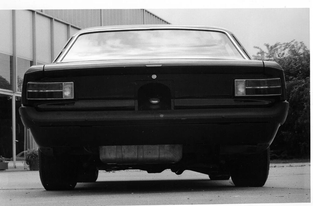Hier sind die deutlich breiteren Reifen des Opel Rekord C zu erkennen.