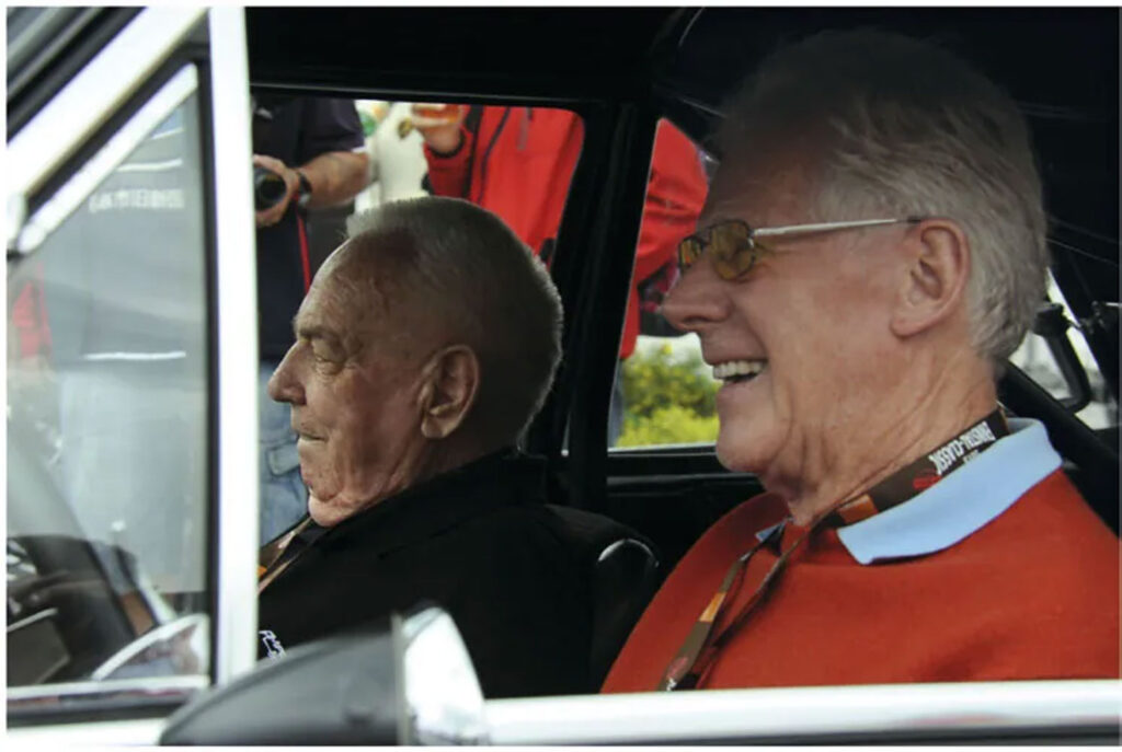 Sichtlich erfreut über die neuerliche Ausfahrt mit des Opel Rekord C „Schwarzen Witwe“: Erich Bitter (am Lenkrad) und Kurt Bergmann beim Ennstal Classic 2012