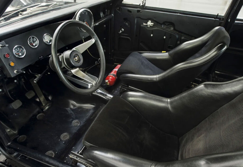Hier nahmen vor mehr als 45 Jahren Erich Bitter und Niki Lauda Platz und gaben dem Opel Rekord C „Schwarzen Witwe“ die Sporen