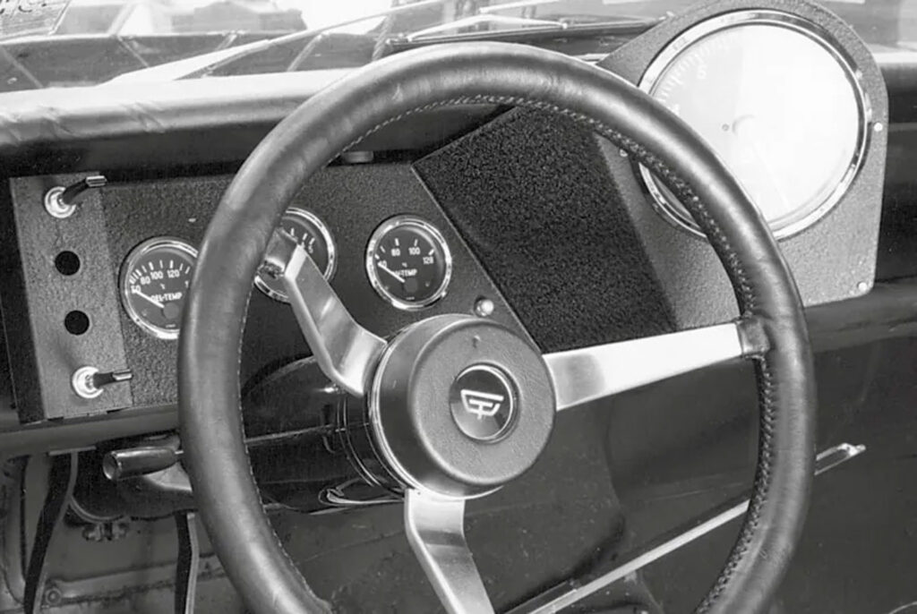 Drehzahlmesser im Vordergrund sowie Opel-GT-Lenkrad mit Experimental-GT-Hupenknopf im Cockpit des Opel Rekord C Schwarze Witwe