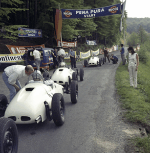 Stilechter Auftritt Eberbach 1965 mit Porsche Bulli-Renntransportern und Beach- und Formcar
