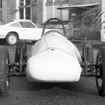 Formel Vau Auto 1965 im Hof von Werk 1 bei Porsche (links)
