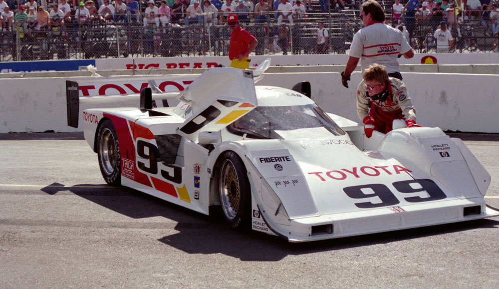 die-imsa-Toyota-HF-89-beim-Rennen-in-San-Diego-1990