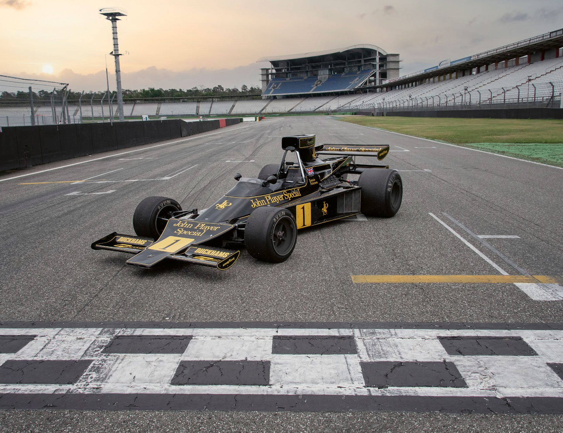 curbs-historischer-motorsport-lotus-76-jps-76-magazin-Der-Lotus-76-JPS-9-sah-selten-das-Ziel