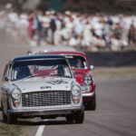 curbs-klassischer-motorsport-magazin-goodwood-revival-Duell--Jimmie-Johnson,-A40,-gegen-Jenson-Button,-Alfa-Romeo