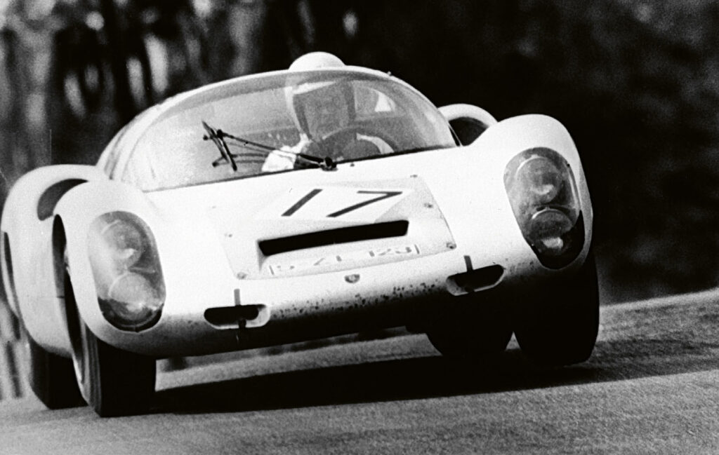 Wegen seiner Körpergroeße musste Udo Schütz auf das Dach seines Porsche 910 verzichten