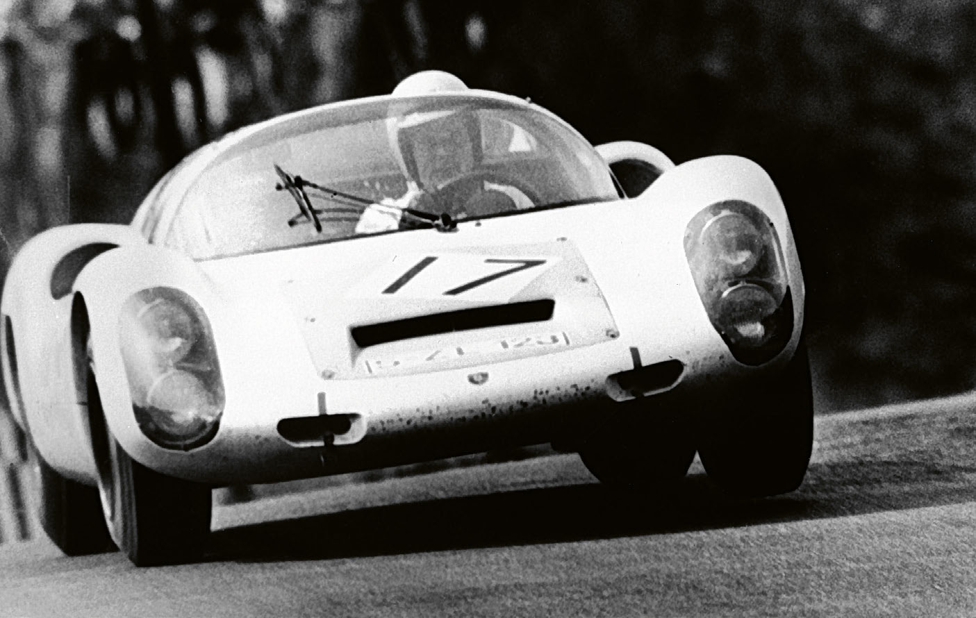 Wegen seiner Körpergroeße musste Udo Schütz auf das Dach seines Porsche 910 verzichten