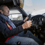 Immer noch voll konzent-riert: Jacky Ickx am Steuer des Porsche 959