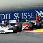 GP-MONACO-HISTORIQUE-2022-curbs-historischer-motorsport-magazin-Marco-setzt-zum-Überrunden-eines-Ensign-N175-und-eines-Tyrrell-007-an