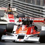 GP-MONACO-HISTORIQUE-2022-curbs-historischer-motorsport-magazin-Michael-Lyons-hält-sich-den-Ex-F1-Piloten-Roberto-Moreno-vom-Leibe