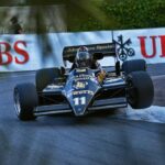 Grand-Prix-de-Monaco-Historique-2024-curbs-historischer-motorsportmagazin-Michael-Lyons-überfl-iegt-einmal-mehr-die-Curbs-in-Richtung-Podestplatz