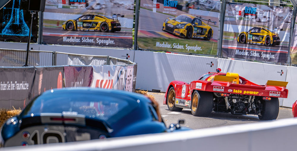 SOLITUDE-REVIVAL-2022-curbs-historischer-motorsport-magazin-Ferrari-512-M-von-1971-gefolgt-von-McLaren-M1B-aus-1966-und-Shelby-Daytona-Coupé
