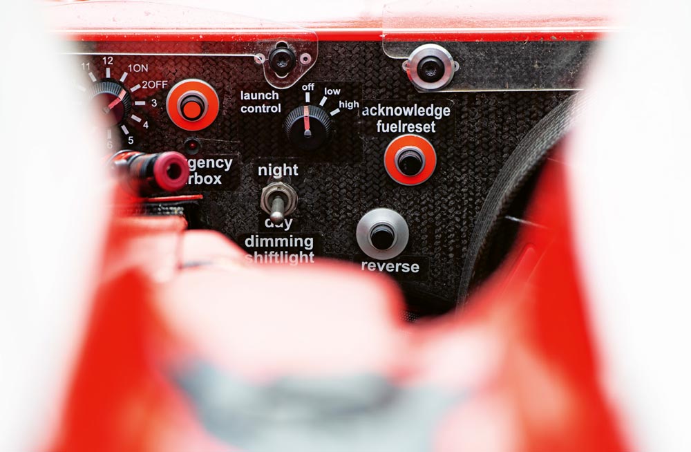 prosche-rs-spyder-lmp2--chassis-curbs-historischer-motorsport-magazin-Ein-kleiner-Teil-der-Schaltzentrale-für-den-Fahrer