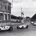 Aus vollem Tempo heraus in den Ort Gueux hinein 1939: vorn der GP-Sieger H.P. Müller im Auto Union D