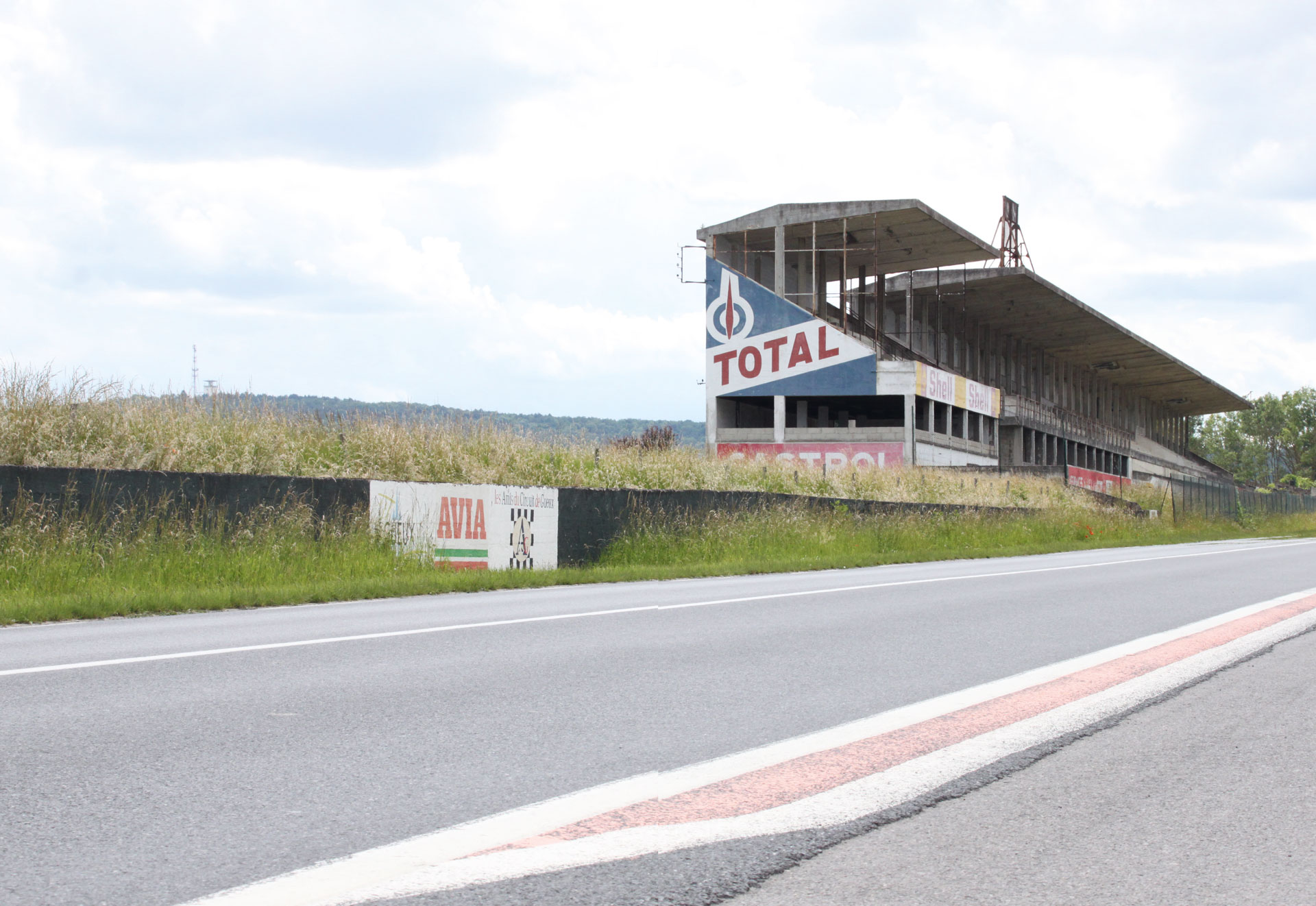 Vergessene-Rennstrecken--Reims-curbs-historischer-motorsport-tribuene