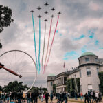 goodwood-festival-of-speed-2024-curbs-historischer-motorsport-magazin-Die-Red-Arrows-im-Formationsfl-ug-über-dem-Schloss