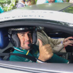 goodwood-festival-of-speed-2024-curbs-historischer-motorsport-magazin-Fernando-Alonso-in-seinem-speziellen-Aston-Martin-Vaillant