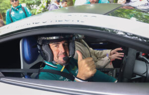 goodwood-festival-of-speed-2024-curbs-historischer-motorsport-magazin-Fernando-Alonso-in-seinem-speziellen-Aston-Martin-Vaillant
