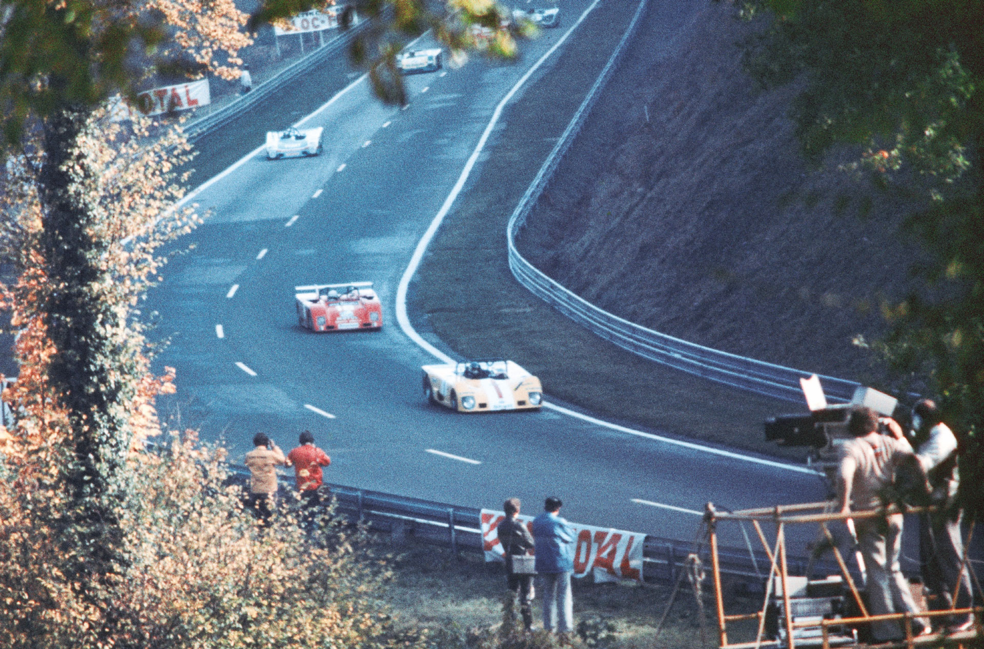 1000 km Paris 1972 in Rouen: vorn der siegreiche Lola T 280 von Beltoise/Larrousse