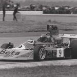 Vittorio-Brambilla-curbs-historischer-motorsport-magazin-Britischer-Grand-Prix-Silverstone-1975--Fünfter-Startplatz,-Sechster-im-Ziel-im-March-751-Ford-V8