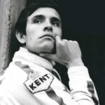 curbs-historischer-motorsport-magazin-jacky-ichsx-geburtsag-80-jahre-Ein-nachdenklicher-Ickx-vor-einem-1000-km-Rennen-in-Monza