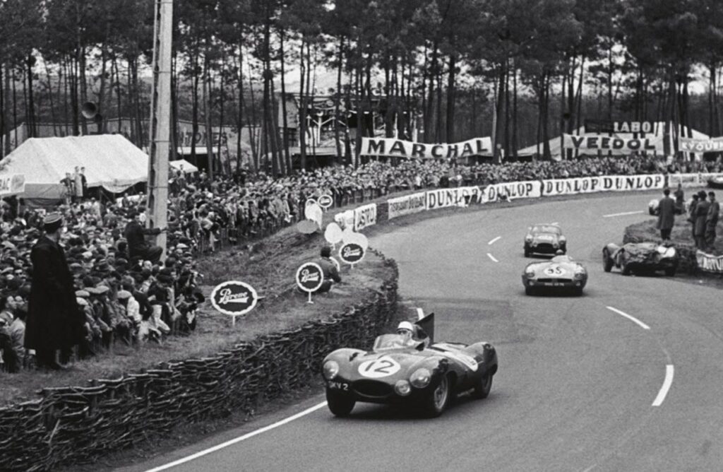 curbs-historischer-motorsport-magazin-jaguar-d-type-Stirling-Moss-(Nr.-12)-bei-den-24h-Le-Mans-1954---schon-278-km-h-auf-der-Hunaudières-Geraden