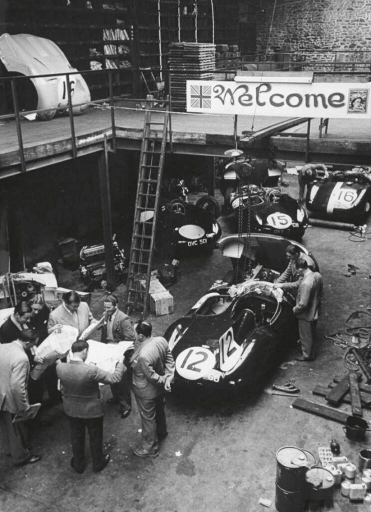 curbs-historischer-motorsport-magazin-jaguar-d-type-Team-Jaguar-in-der-Garage-bei-Le-Mans-1954...